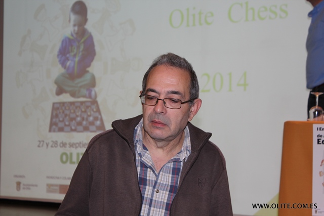 Jose Luis Alvarez, mostrando en su conferencia múltiples recursos didácticos para profesores