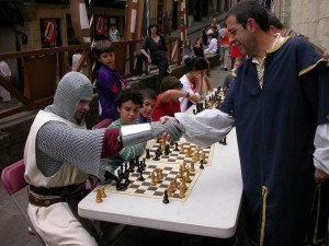 Algunos guerreros jugando al ajedrez